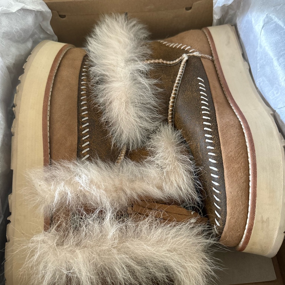 Ugg Fluff Punk Boot Women’s 8